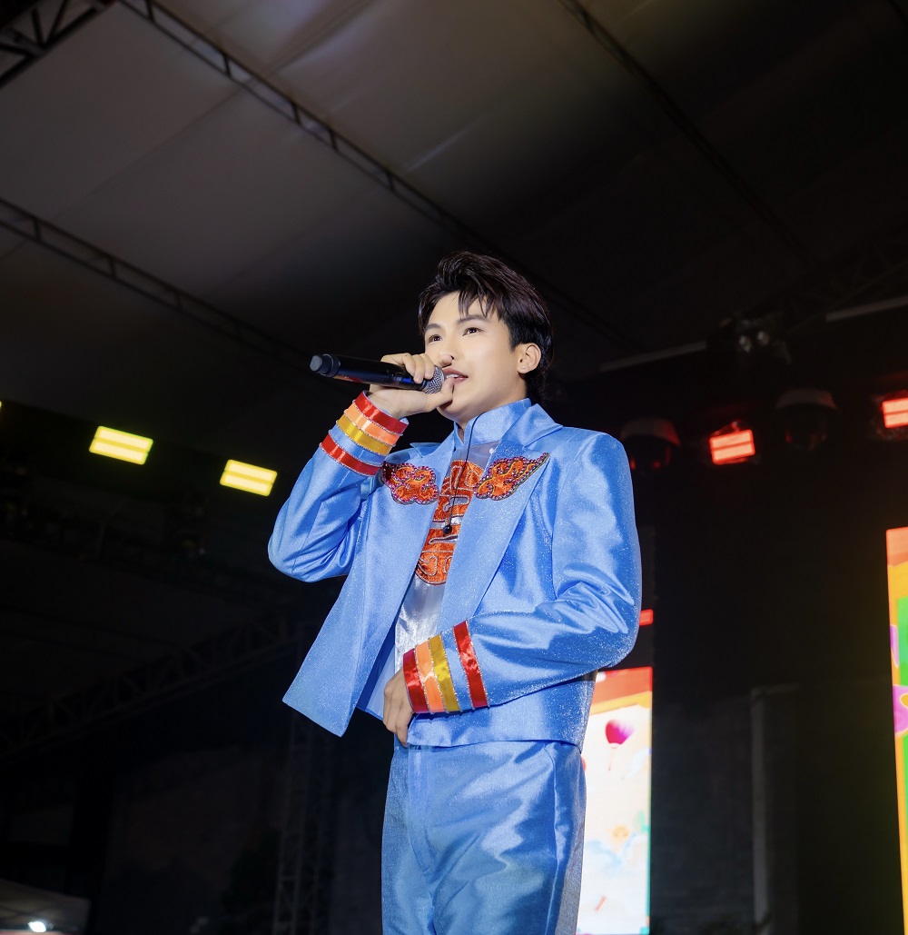 Nam ca sĩ gây sốt nhờ “rap cải lương”: Mẹ bỏ đi từ lúc em tôi 2,3 tháng tuổi, giờ nó 23 tuổi rồi! - Ảnh 1. Nam ca sĩ gây sốt nhờ “rap cải lương”: Mẹ bỏ đi từ lúc em tôi 2,3 tháng tuổi, giờ nó 23 tuổi rồi! - Ảnh 1.