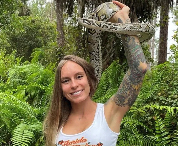 Nữ thợ săn cao 1,5 m lập kỷ lục bắt 60 con trăn trong 10 ngày - Ảnh 1.