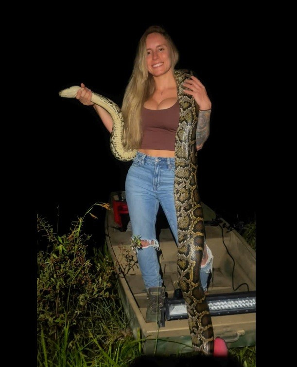 Nữ thợ săn cao 1,5 m lập kỷ lục bắt 60 con trăn trong 10 ngày - Ảnh 2.
