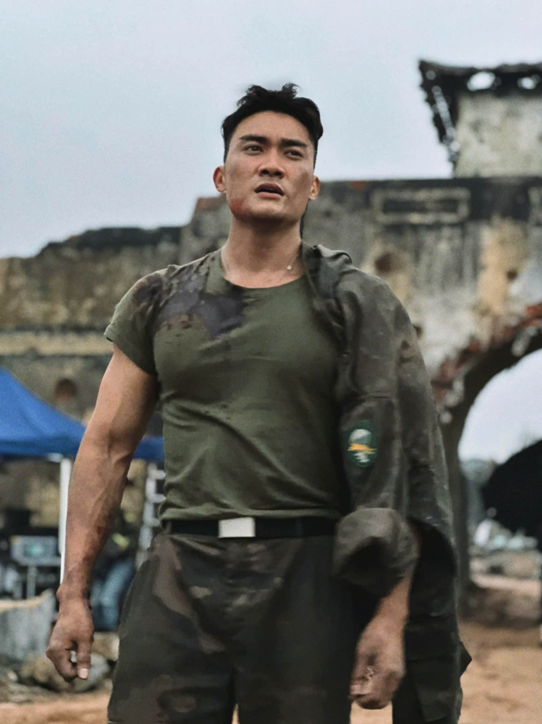 Lương Gia Huy đóng phim Mưa đỏ, tạo hình vừa công bố đã "gây sốt" - Ảnh 1. Lương Gia Huy đóng phim Mưa đỏ, tạo hình vừa công bố đã "gây sốt" - Ảnh 1.