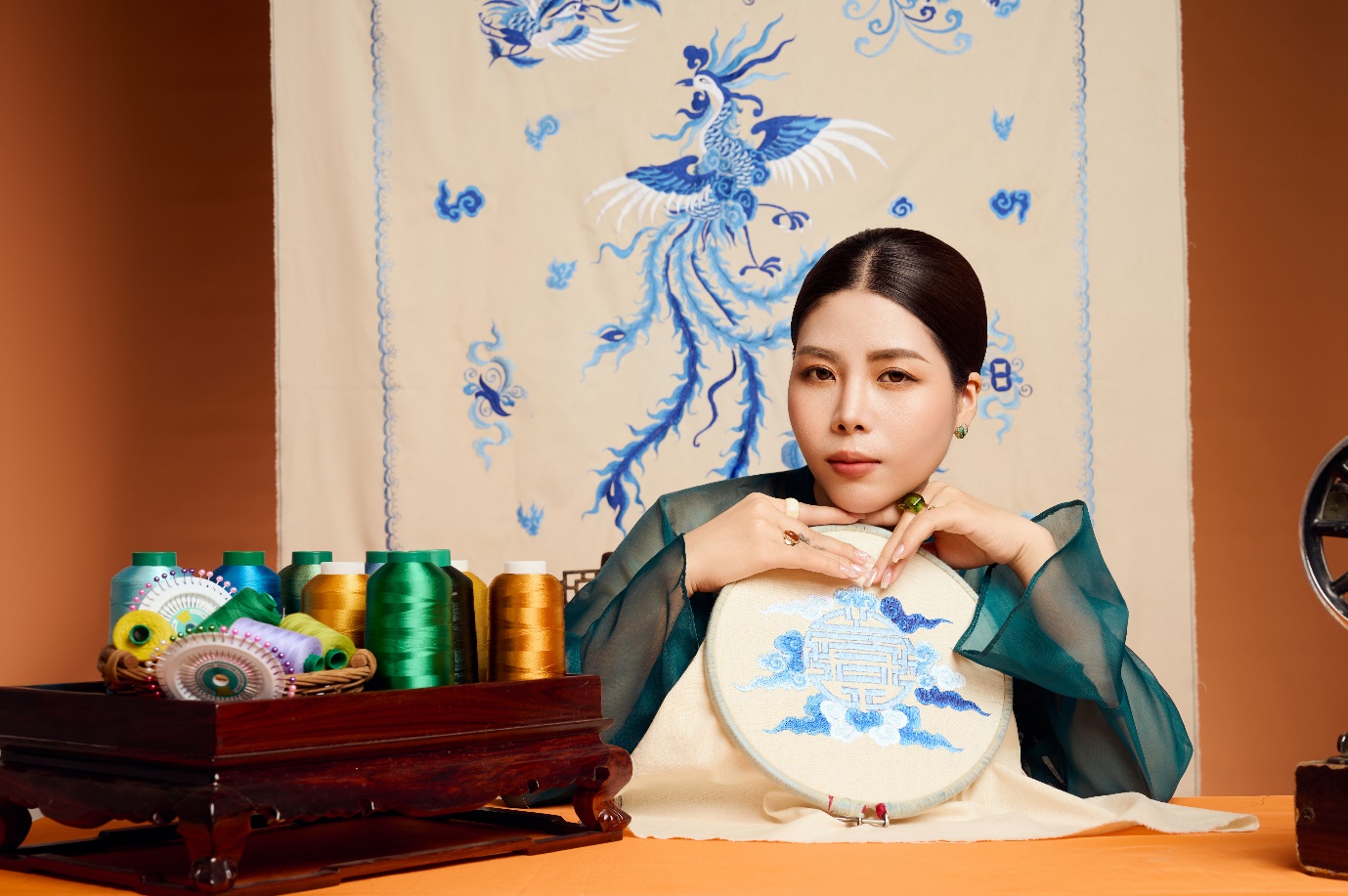 H&agrave;nh tr&igrave;nh của NTK Linh Thảo: Từ trang phục truyền thống đến Nghệ nh&acirc;n quốc gia - Ảnh 1.