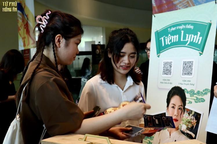 H&agrave;nh tr&igrave;nh của NTK Linh Thảo: Từ trang phục truyền thống đến Nghệ nh&acirc;n quốc gia - Ảnh 4.