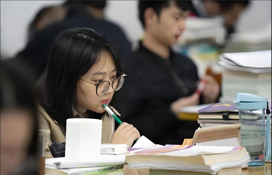 Khảo sát 100 học sinh thi ĐH: 4 điểm chung không phải gia thế hay bẩm sinh - Ảnh 1. Khảo sát 100 học sinh thi ĐH: 4 điểm chung không phải gia thế hay bẩm sinh - Ảnh 1.