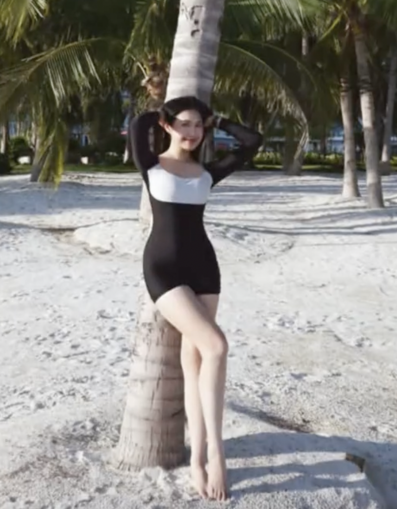 Do&atilde;n Hải My diện đồ bơi khoe body "đồng hồ c&aacute;t" n&oacute;ng bỏng, ch&acirc;n d&agrave;i khiến netizen xu&yacute;t xoa: Đẹp nhất l&agrave;ng b&oacute;ng đ&aacute;! - Ảnh 4.