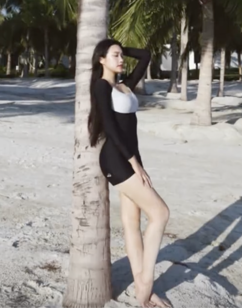 Do&atilde;n Hải My diện đồ bơi khoe body "đồng hồ c&aacute;t" n&oacute;ng bỏng, ch&acirc;n d&agrave;i khiến netizen xu&yacute;t xoa: Đẹp nhất l&agrave;ng b&oacute;ng đ&aacute;! - Ảnh 5.