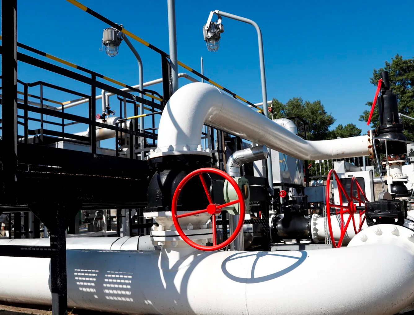 Quốc gia EU phụ thuộc v&agrave;o dầu Nga để đ&aacute;p ứng hơn 80% nhu cầu đột ngột bị chặn đứng nguồn cung: Chuyện g&igrave; đang xảy ra?- Ảnh 1.