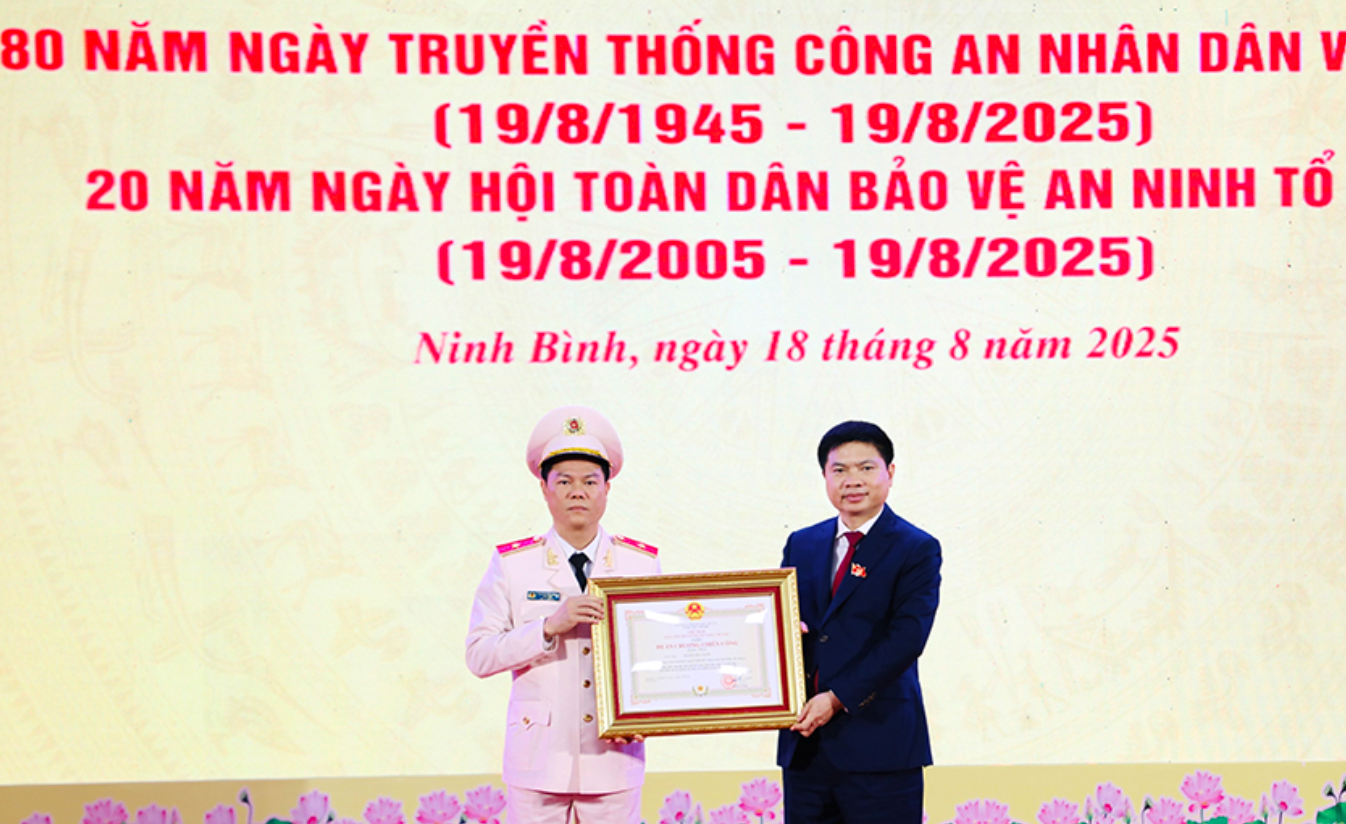 Giám đốc Công an Ninh Bình Thiếu tướng Nguyễn Hữu Mạnh nhận Huân chương Chiến công hạng Nhất - Ảnh 1.