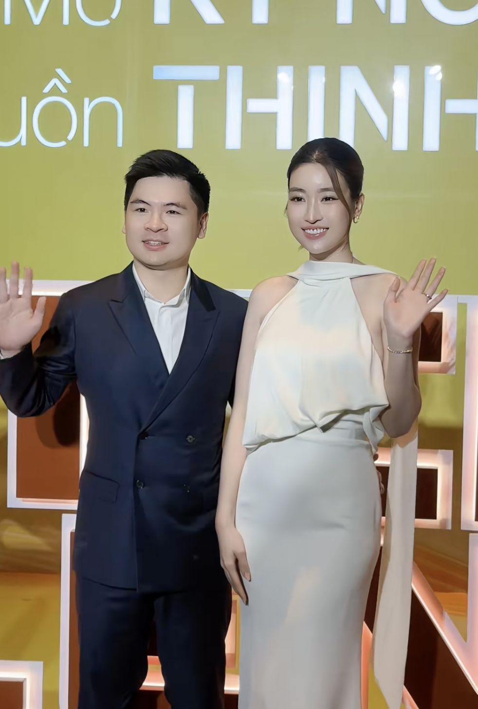 Khoảnh khắc tình bể bình của Đỗ Mỹ Linh và chủ tịch CLB Hà Nội giữa sự kiện, netizen "lụi tim" vì quá ngọt ngào - Ảnh 3. Khoảnh khắc tình bể bình của Đỗ Mỹ Linh và chủ tịch CLB Hà Nội giữa sự kiện, netizen "lụi tim" vì quá ngọt ngào - Ảnh 3.