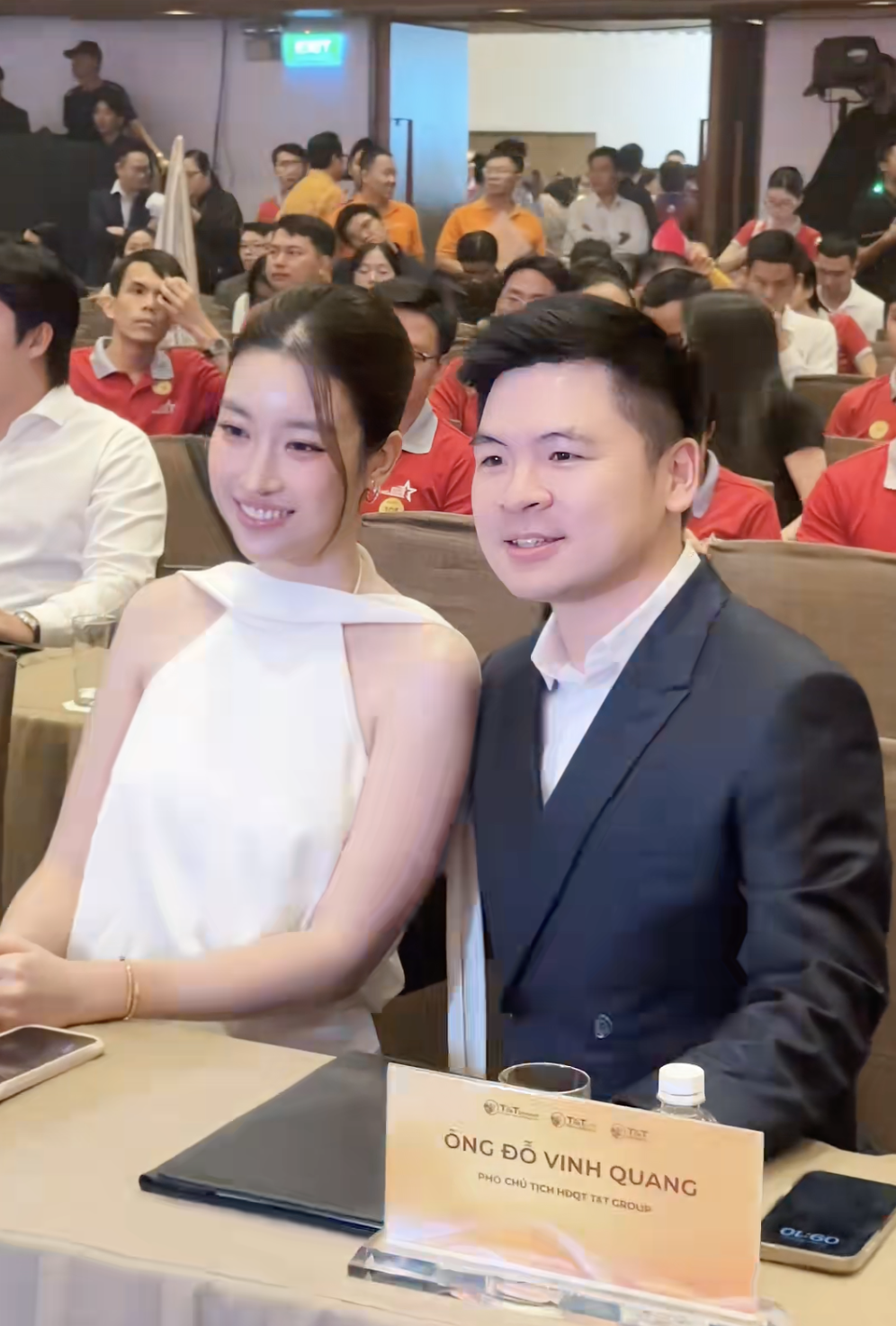 Khoảnh khắc tình bể bình của Đỗ Mỹ Linh và chủ tịch CLB Hà Nội giữa sự kiện, netizen "lụi tim" vì quá ngọt ngào - Ảnh 2. Khoảnh khắc tình bể bình của Đỗ Mỹ Linh và chủ tịch CLB Hà Nội giữa sự kiện, netizen "lụi tim" vì quá ngọt ngào - Ảnh 2.