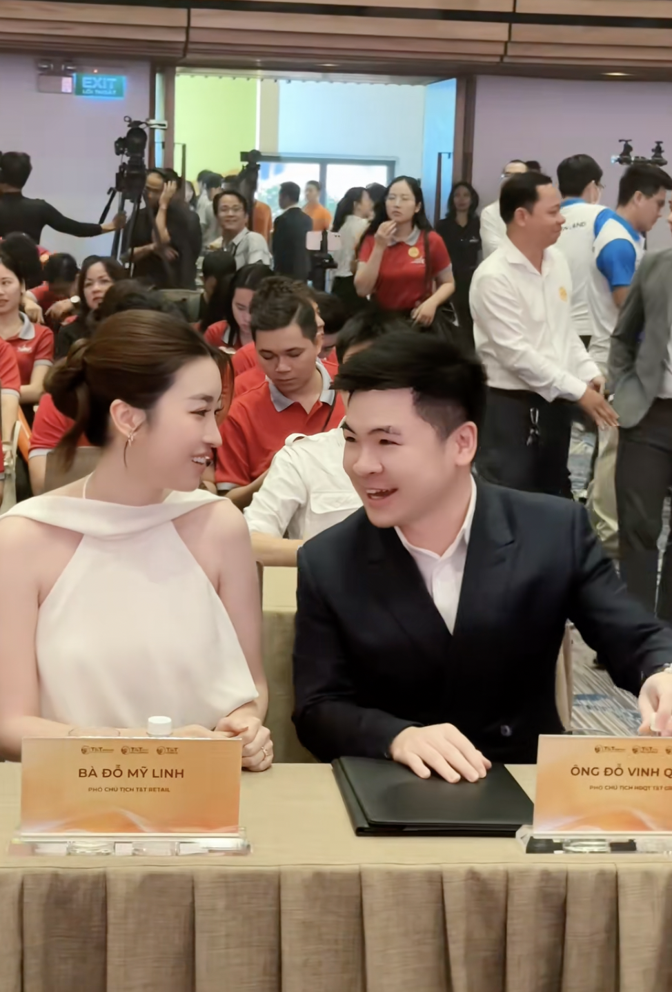 Khoảnh khắc tình bể bình của Đỗ Mỹ Linh và chủ tịch CLB Hà Nội giữa sự kiện, netizen "lụi tim" vì quá ngọt ngào - Ảnh 4. Khoảnh khắc tình bể bình của Đỗ Mỹ Linh và chủ tịch CLB Hà Nội giữa sự kiện, netizen "lụi tim" vì quá ngọt ngào - Ảnh 4.