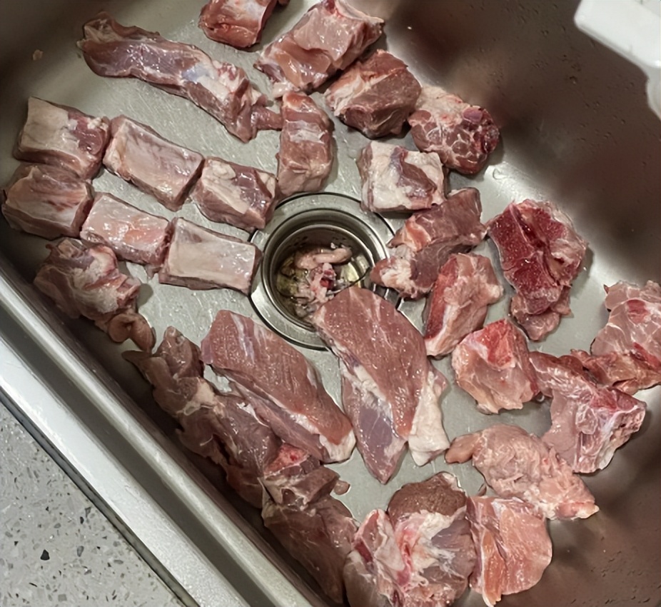 Đừng mua "4 loại" sườn n&agrave;y d&ugrave; rẻ đến đ&acirc;u: Nhờ nh&acirc;n vi&ecirc;n si&ecirc;u thị nhắc nhở, t&ocirc;i đ&atilde; học được một điều mới - Ảnh 2.