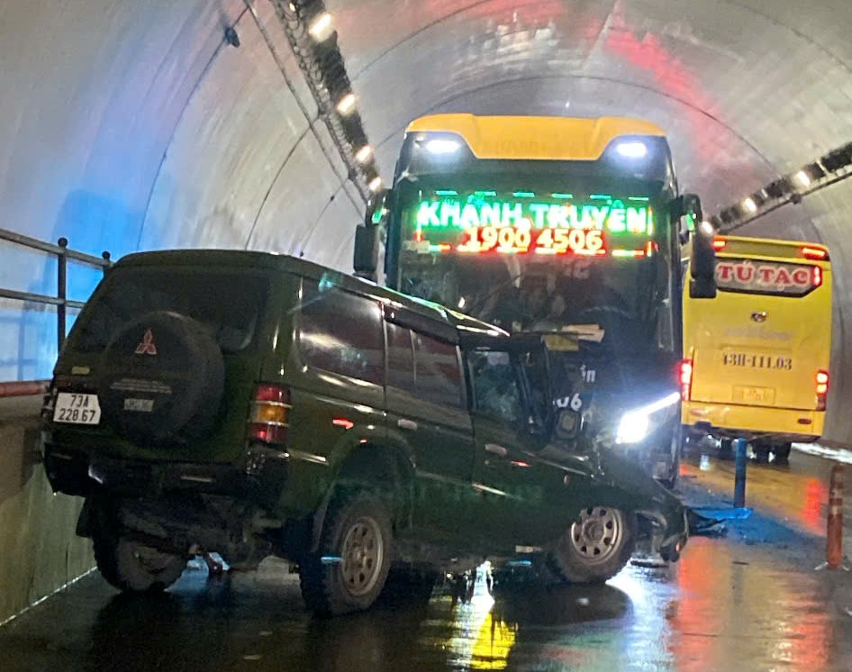 Tai nạn xe kh&aacute;ch giường nằm tại Đ&egrave;o Ngang: 2 Người tử vong thương t&acirc;m - Ảnh 1.