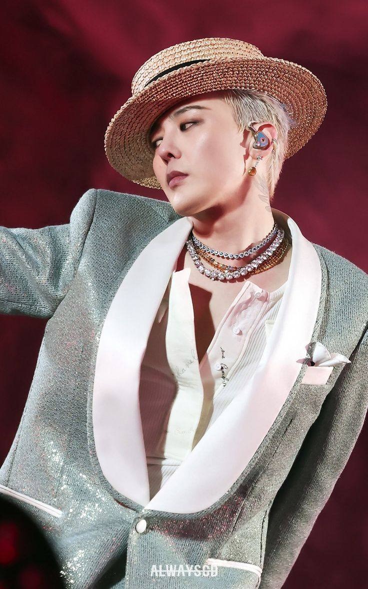 G-Dragon mừng sinh nhật tuổi 37 "dị" tới mức dân tình tranh cãi: "Ngầu hay mất vệ sinh?"- Ảnh 11. G-Dragon mừng sinh nhật tuổi 37 "dị" tới mức dân tình tranh cãi: "Ngầu hay mất vệ sinh?"- Ảnh 11.