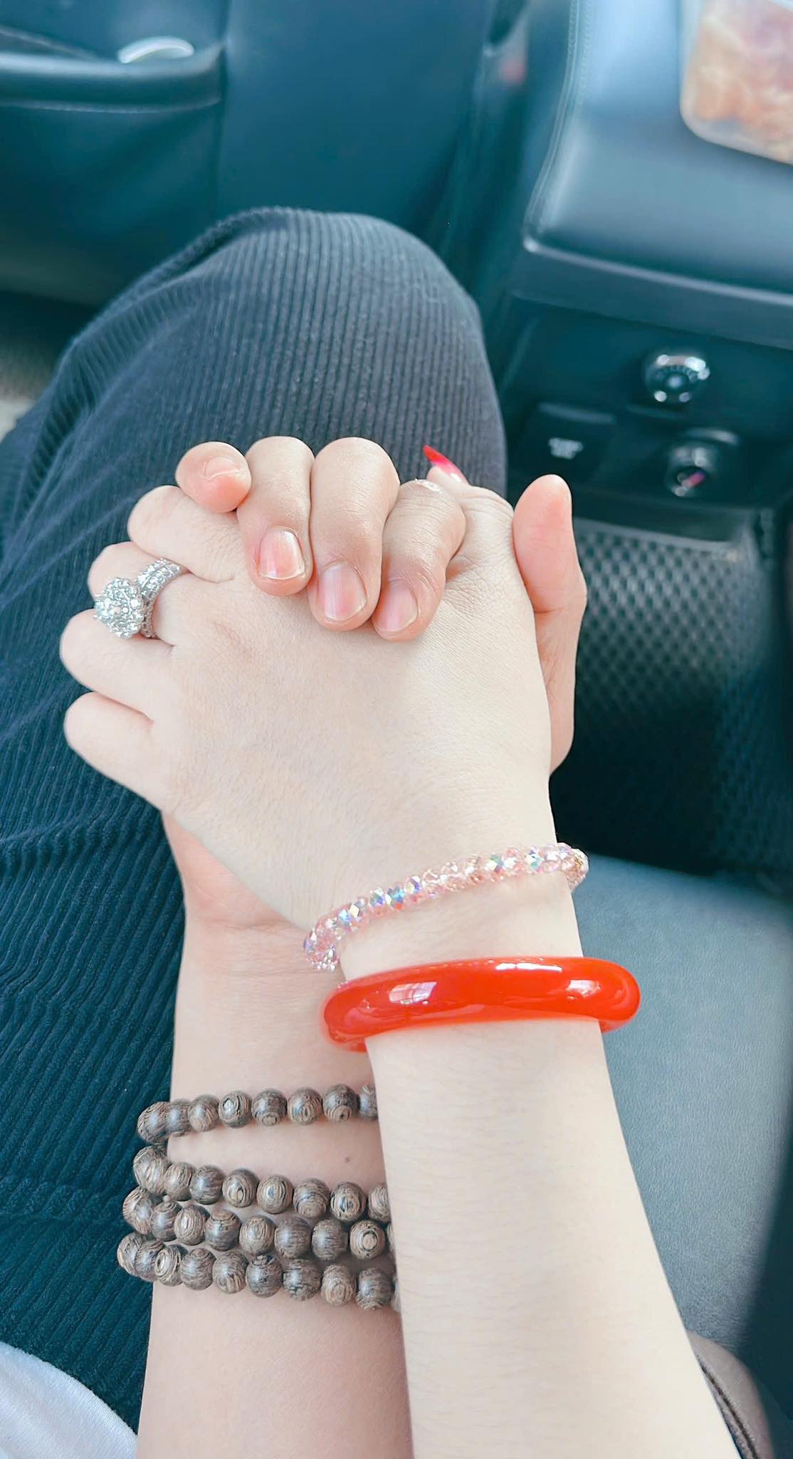 Mới 2 tuần chia sẻ làm bố đơn thân, nam nghệ sĩ Việt lại đăng ảnh cầm chặt tay 1 người: “Chỉ yêu mình em” - Ảnh 1.