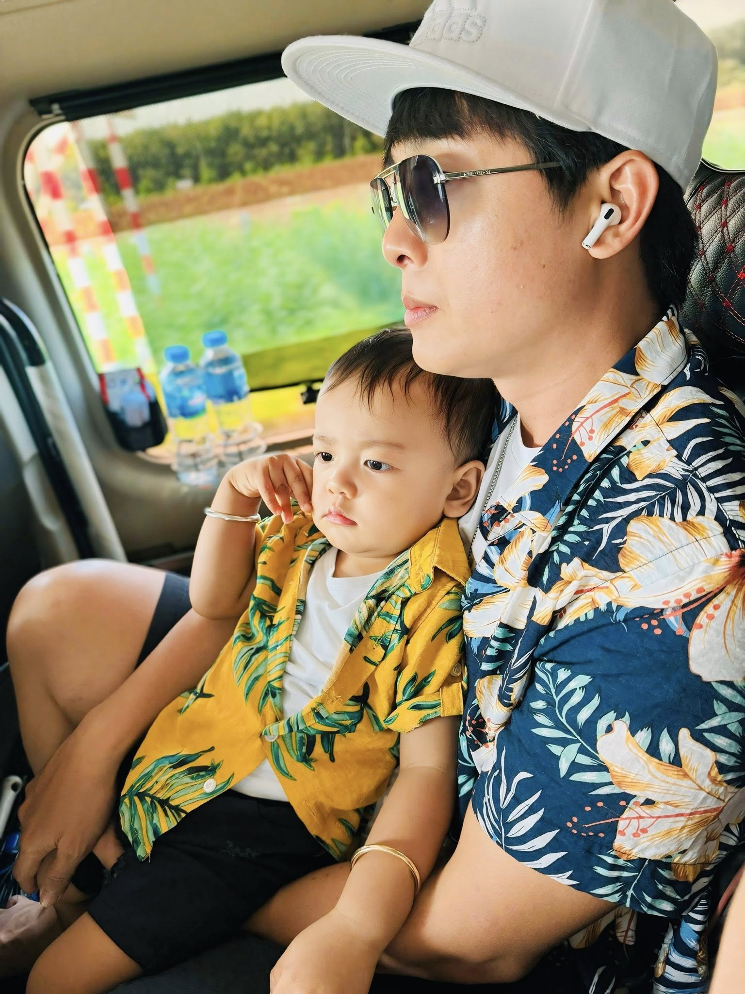 Mới 2 tuần chia sẻ làm bố đơn thân, nam nghệ sĩ Việt lại đăng ảnh cầm chặt tay 1 người: “Chỉ yêu mình em” - Ảnh 2.