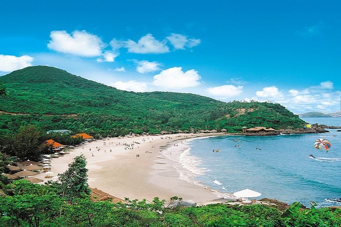 Bãi biển biệt lập cách trung tâm chưa tới 10km, du khách nhận xét: Đúng là biển xanh, cát trắng! - Ảnh 2.