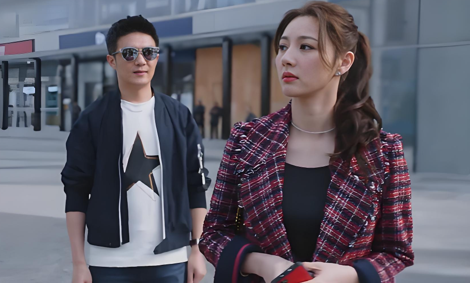 T&igrave;nh cờ gặp lại vợ cũ m&agrave; t&ocirc;i r&oacute;n r&eacute;n, thỉnh thoảng liếc mắt nh&igrave;n rồi lại phải vội quay đi v&igrave; sợ người đ&agrave;n &ocirc;ng b&ecirc;n cạnh c&ocirc; ấy- Ảnh 1.