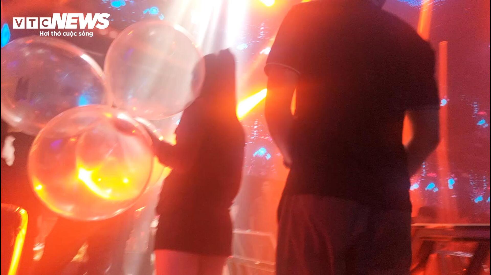 Bóng cười Móng Cái nhan nhản trong quán bar bất chấp quy định cấm - Ảnh 8.