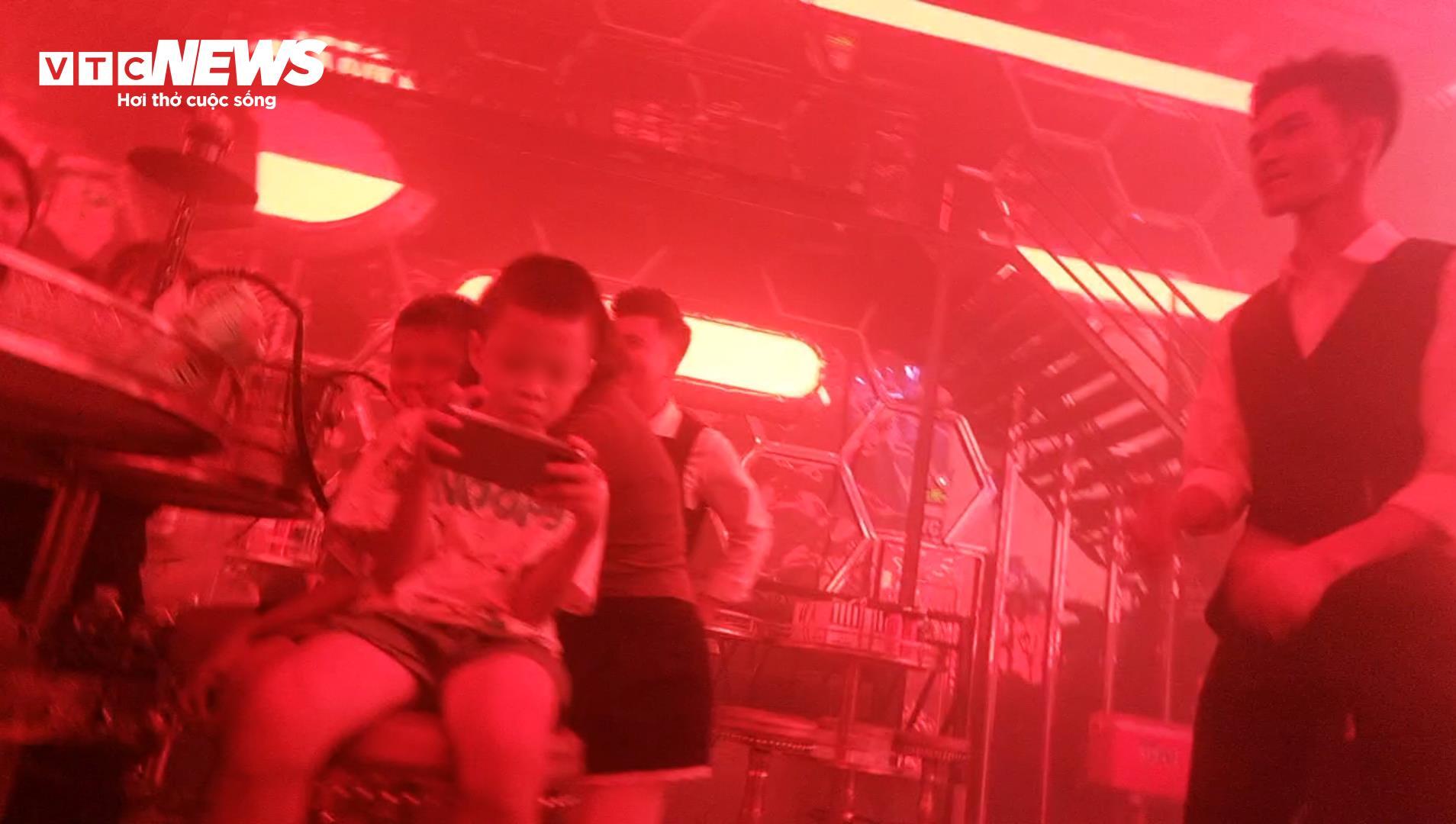 Bóng cười Móng Cái nhan nhản trong quán bar bất chấp quy định cấm - Ảnh 6.