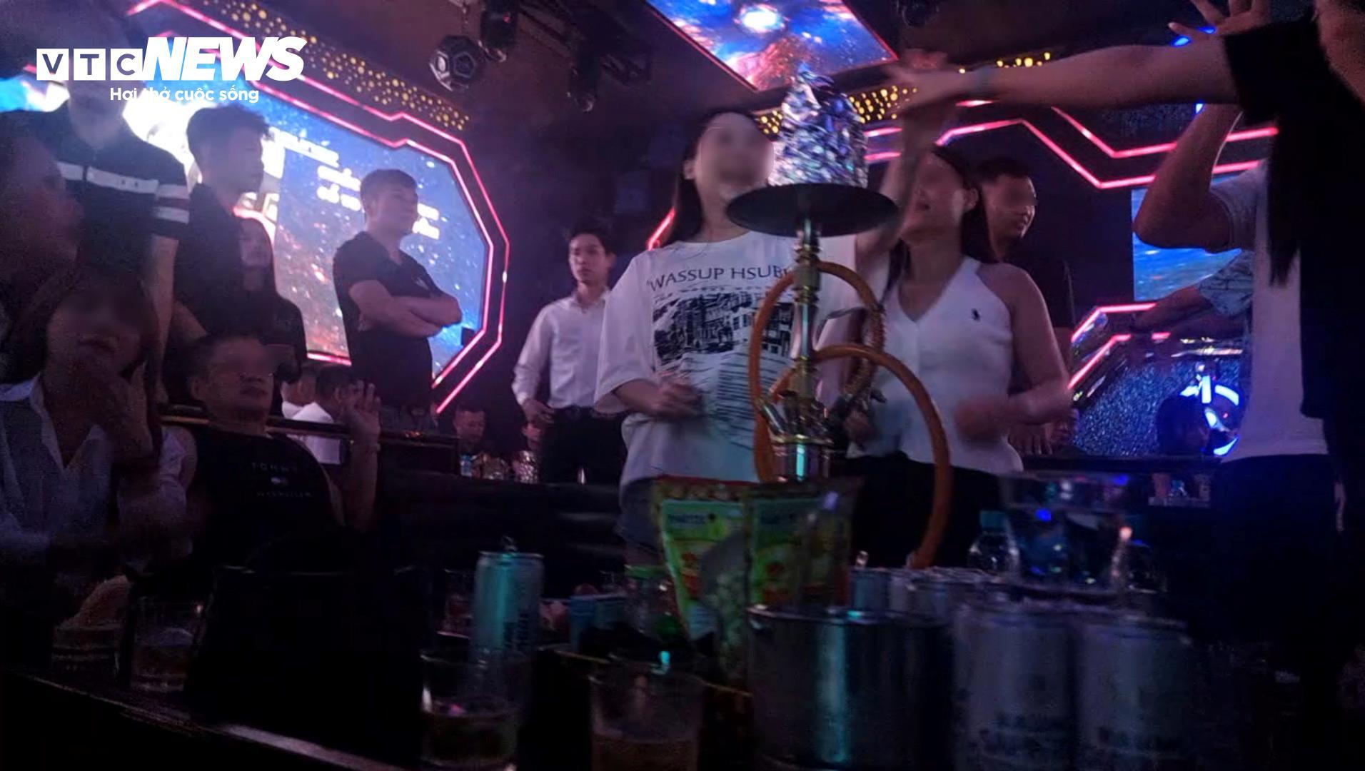 Bóng cười Móng Cái nhan nhản trong quán bar bất chấp quy định cấm - Ảnh 5.