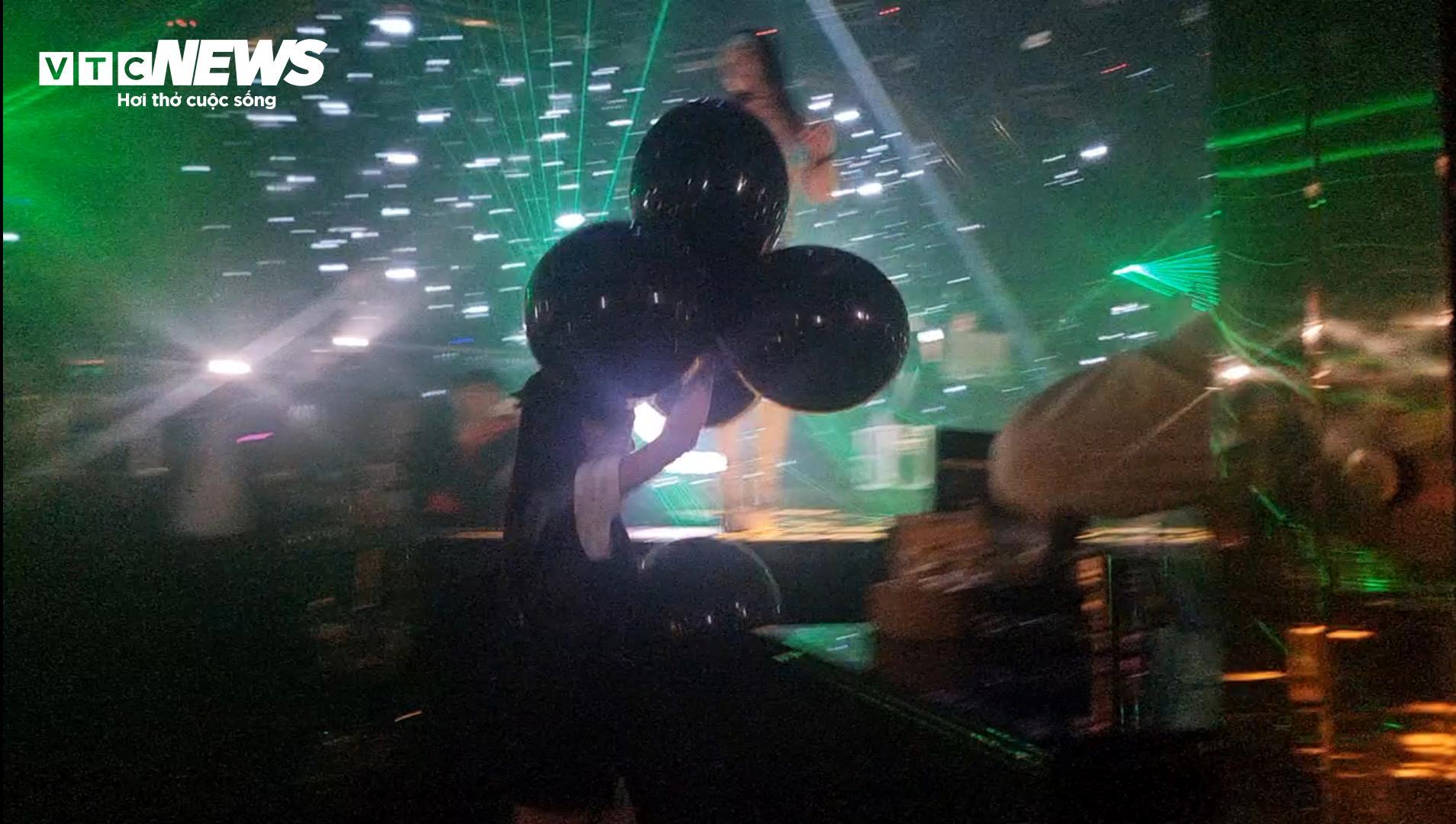 Bóng cười Móng Cái nhan nhản trong quán bar bất chấp quy định cấm - Ảnh 3.