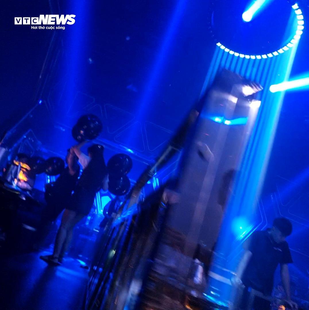 Bóng cười Móng Cái nhan nhản trong quán bar bất chấp quy định cấm - Ảnh 13.