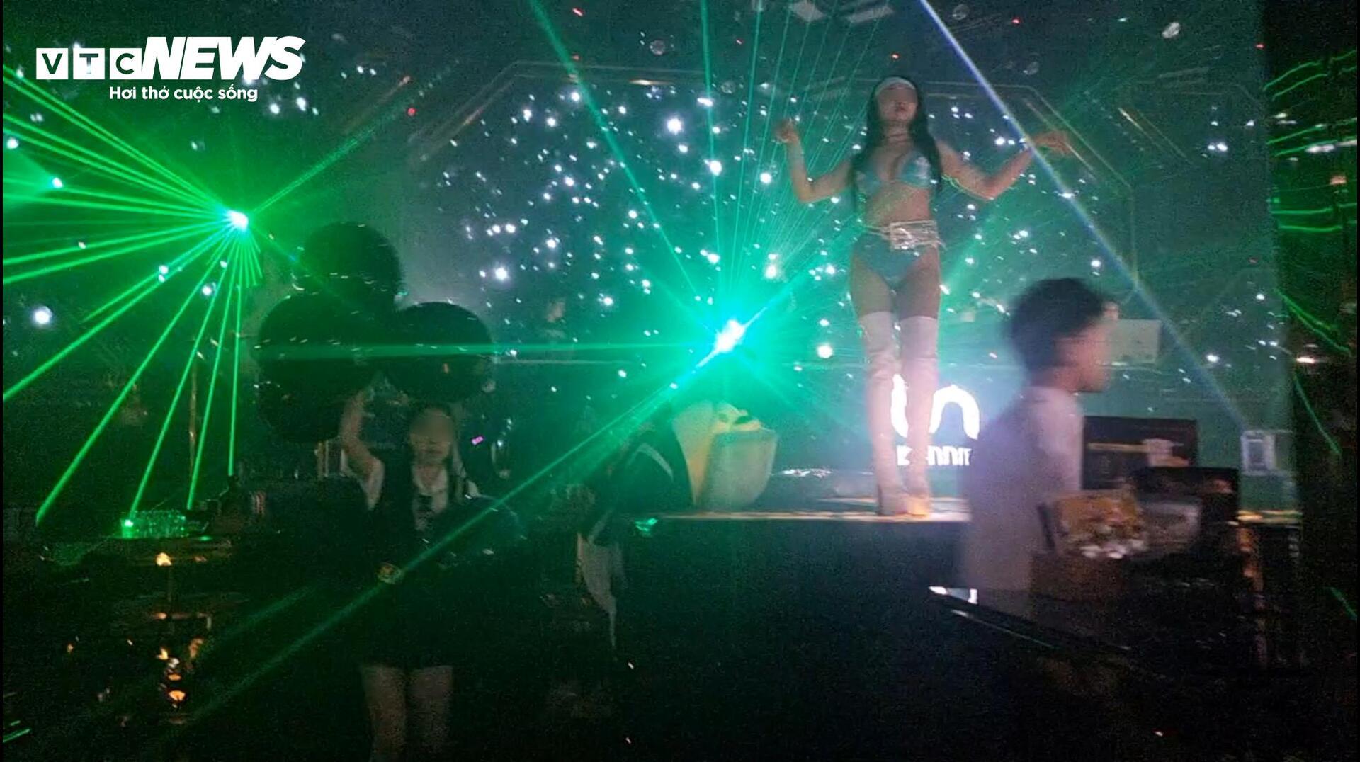 Bóng cười Móng Cái nhan nhản trong quán bar bất chấp quy định cấm - Ảnh 4.