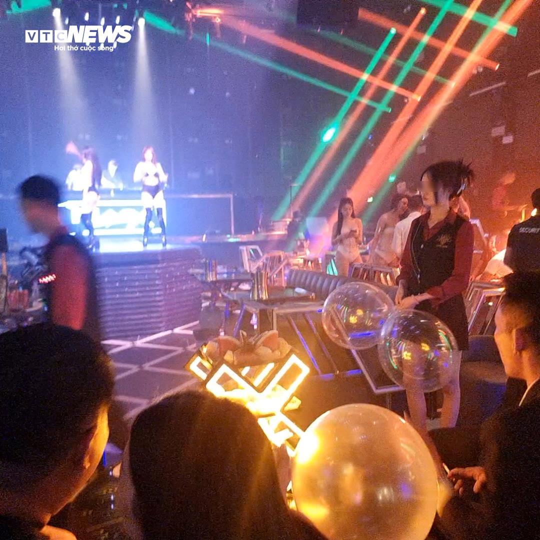 Bóng cười Móng Cái nhan nhản trong quán bar bất chấp quy định cấm - Ảnh 7.