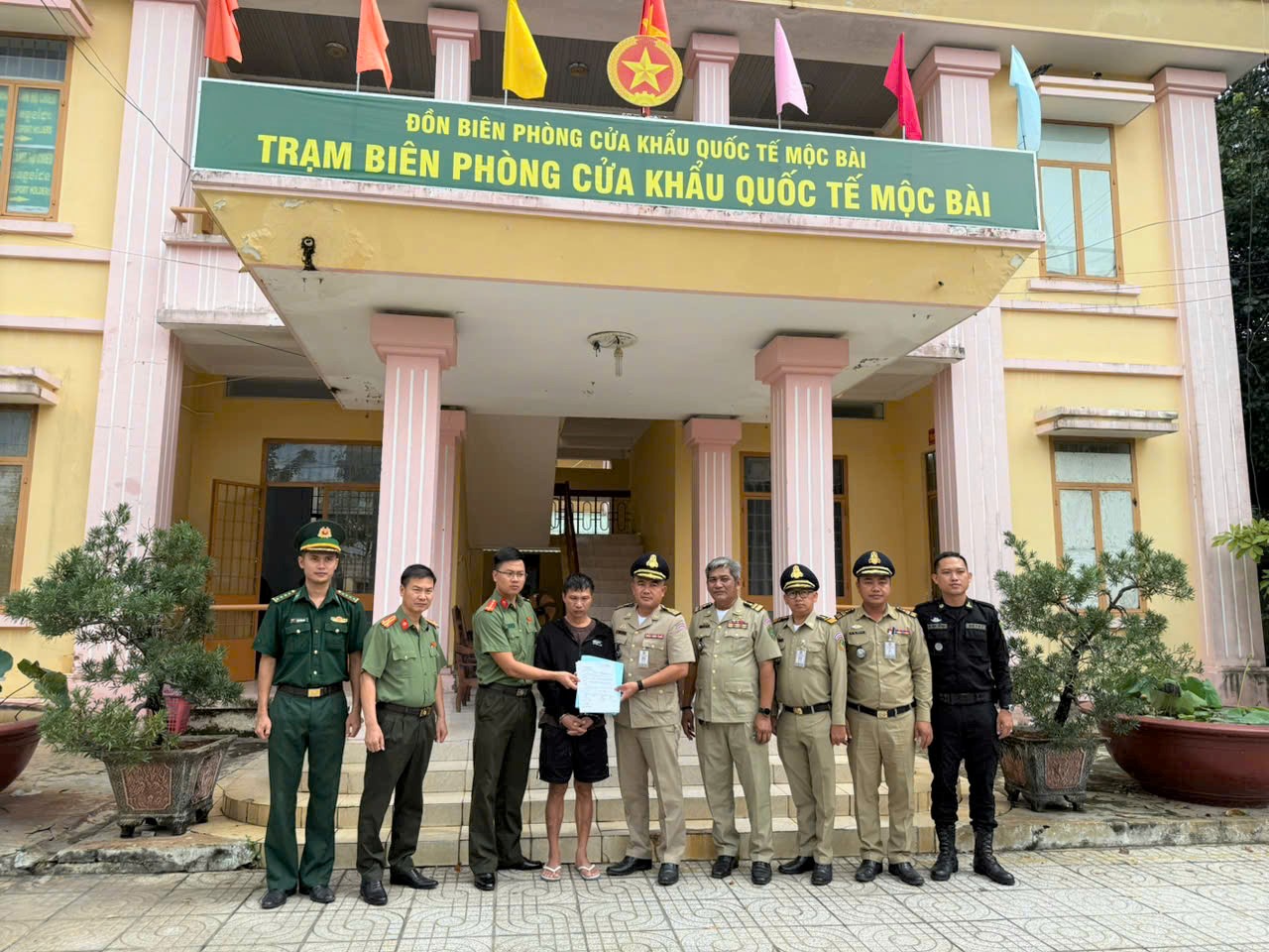 Bắt quản lý cấp cao lừa đảo 13 . 543 Người Việt Nam , chiếm gần 1 . 000 Tỉ đồng - Ảnh 2. Bắt quản lý cấp cao lừa đảo 13 . 543 Người Việt Nam , chiếm gần 1 . 000 Tỉ đồng - Ảnh 2.