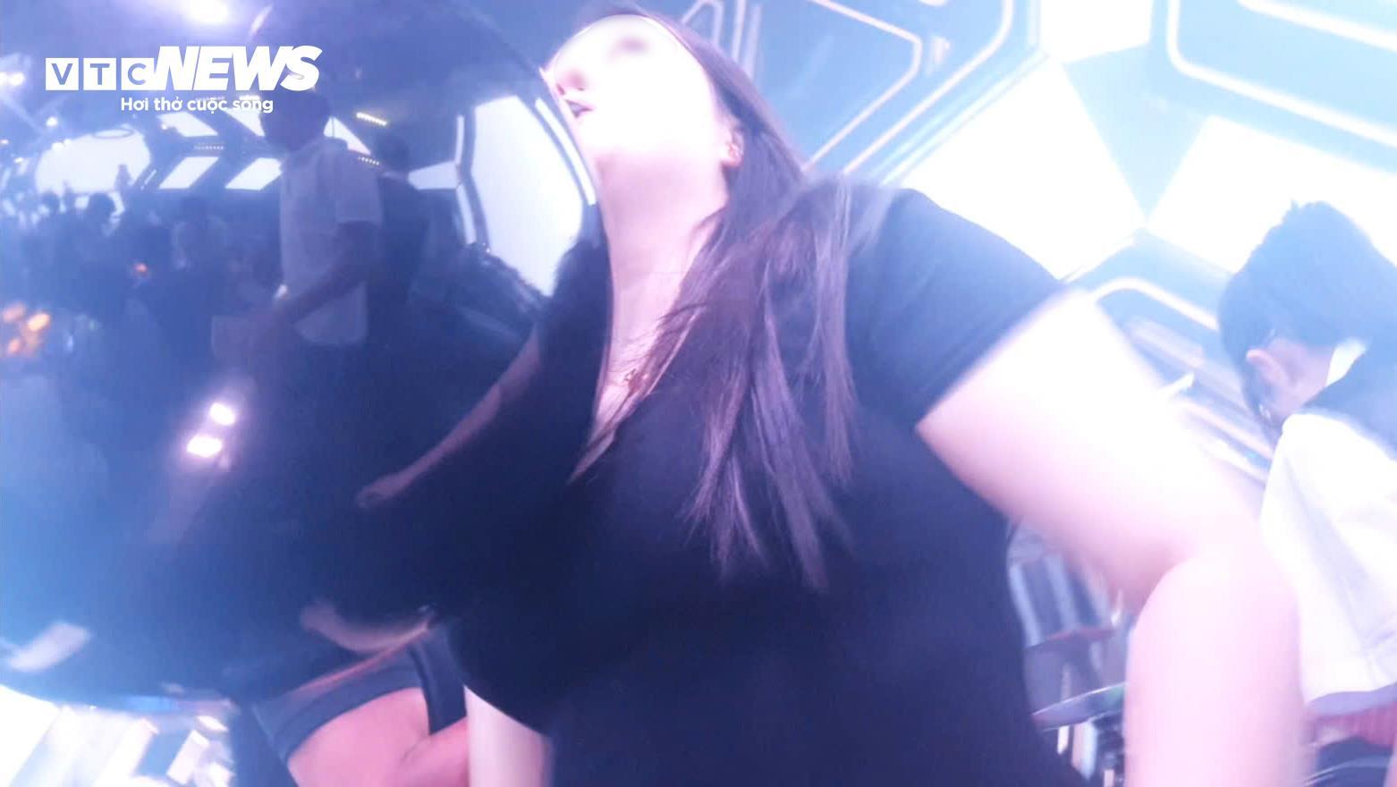 Bóng cười Móng Cái nhan nhản trong quán bar bất chấp quy định cấm - Ảnh 11.