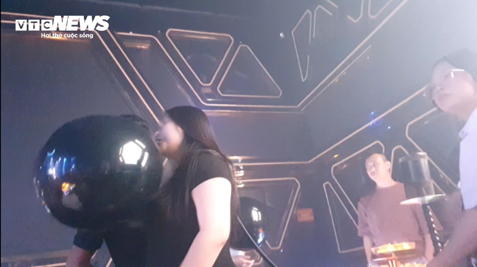 Bóng cười Móng Cái nhan nhản trong quán bar bất chấp quy định cấm - Ảnh 1.