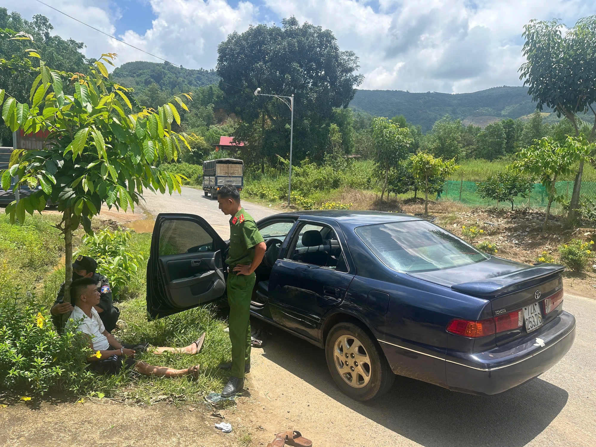 Lâm Đồng: Truy bắt 3 kẻ trộm ô tô gắn biển số giả sau cuộc rượt đuổi kịch tính - Ảnh 1. Lâm Đồng: Truy bắt 3 kẻ trộm ô tô gắn biển số giả sau cuộc rượt đuổi kịch tính - Ảnh 1.