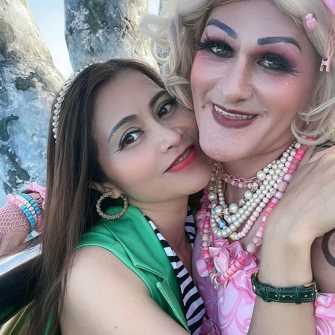 Cặp vợ Việt - chồng Mỹ chuyển giới từng rất nổi tiếng: Lộ tình trạng hiện tại, sao ra nông nỗi này?- Ảnh 1. Cặp vợ Việt - chồng Mỹ chuyển giới từng rất nổi tiếng: Lộ tình trạng hiện tại, sao ra nông nỗi này?- Ảnh 1.