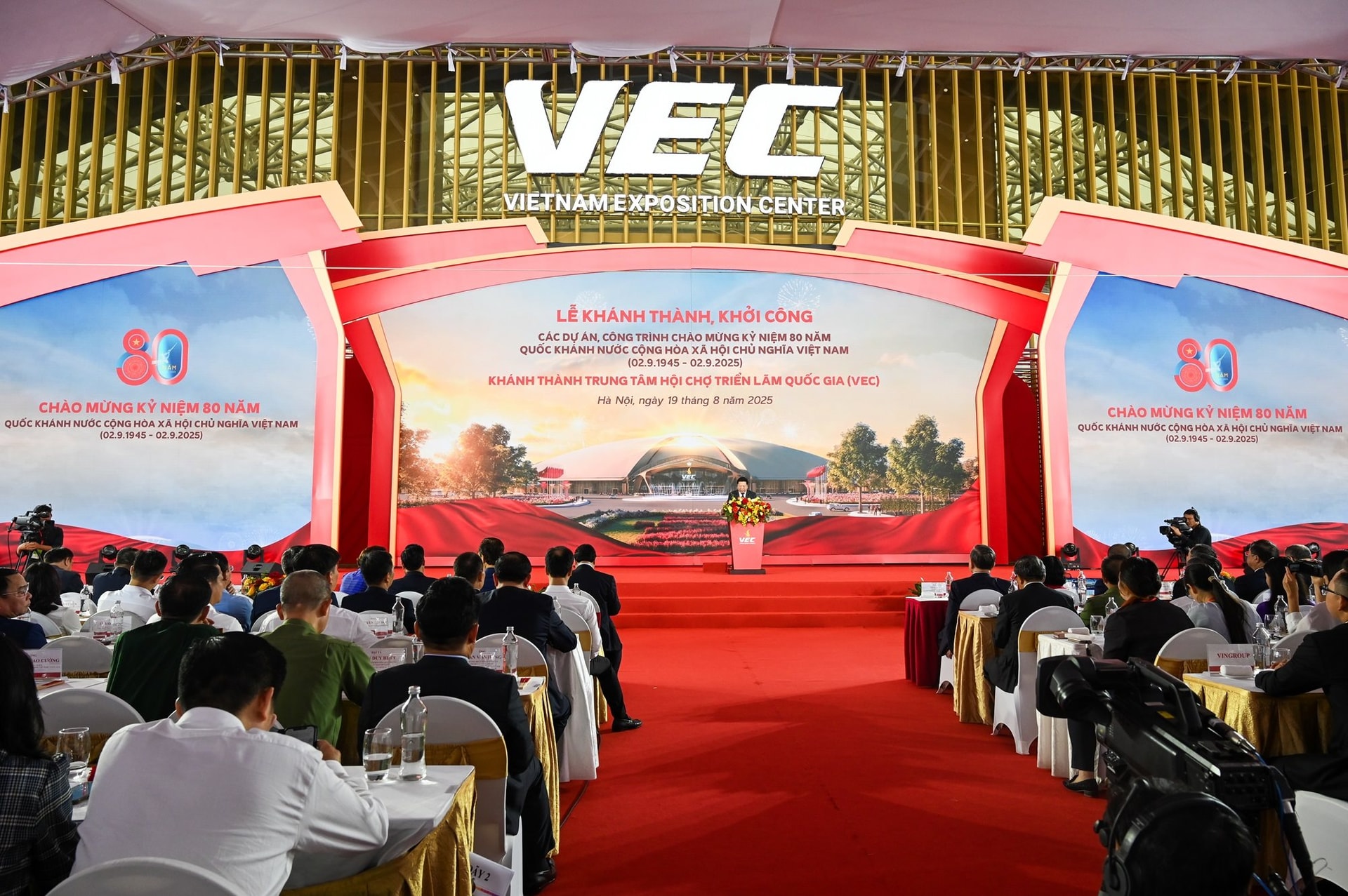 Tổng bí thư Tô Lâm trao Huân chương Lao động hạng Nhất cho Vingroup, ông Phạm Nhật Vượng vinh dự đón nhận - Ảnh 2. Tổng bí thư Tô Lâm trao Huân chương Lao động hạng Nhất cho Vingroup, ông Phạm Nhật Vượng vinh dự đón nhận - Ảnh 2.
