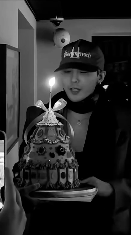 G-Dragon mừng sinh nhật tuổi 37 "dị" tới mức dân tình tranh cãi: "Ngầu hay mất vệ sinh?"- Ảnh 1. G-Dragon mừng sinh nhật tuổi 37 "dị" tới mức dân tình tranh cãi: "Ngầu hay mất vệ sinh?"- Ảnh 1.