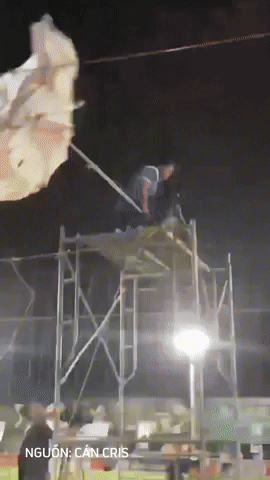 Thót tim cảnh giàn giáo ngoài sân bóng đá phủi bị gió thổi đổ khiến dân tình tán loạn- Ảnh 1. Thót tim cảnh giàn giáo ngoài sân bóng đá phủi bị gió thổi đổ khiến dân tình tán loạn- Ảnh 1.