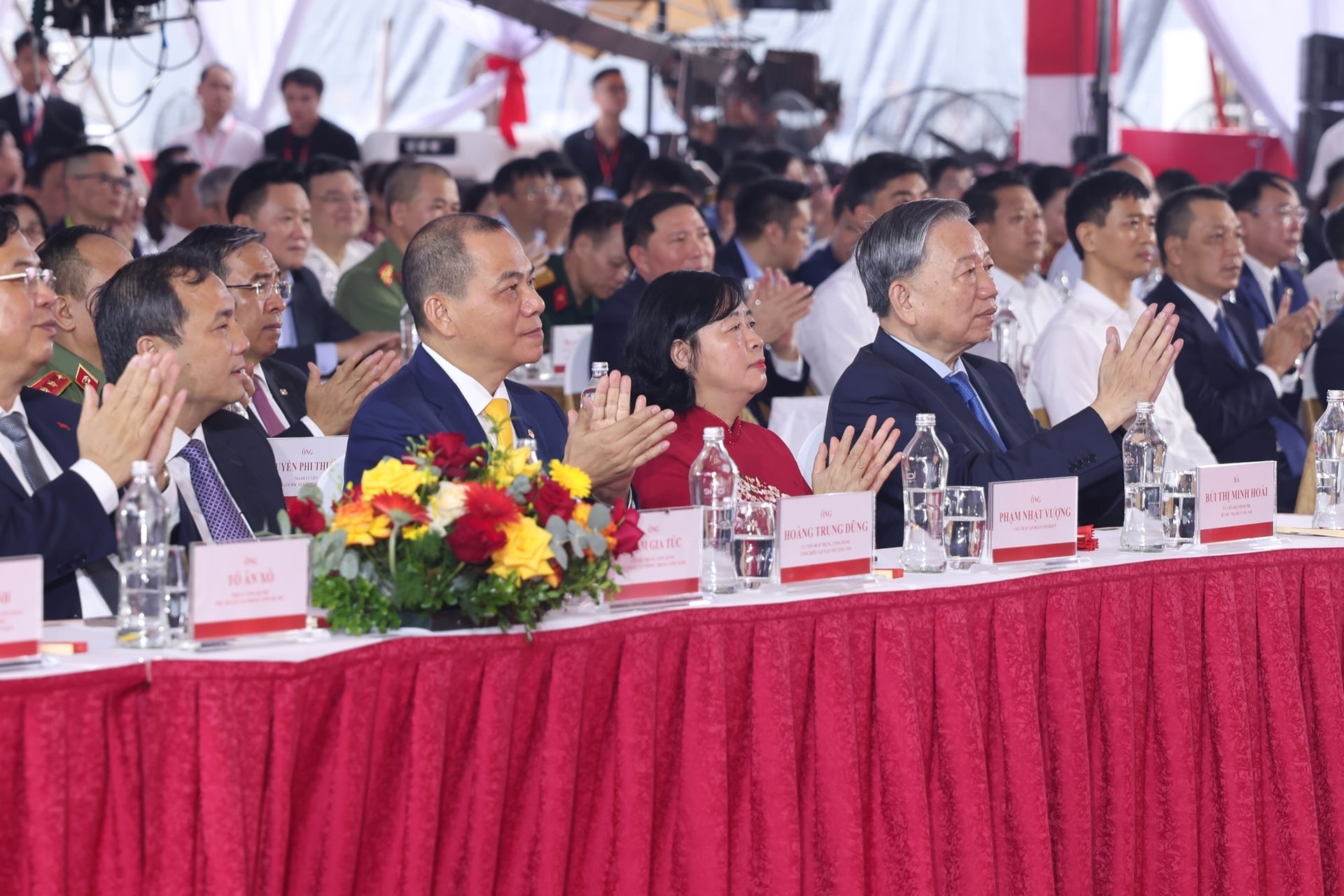 Ngày 19/8 lịch sử: Việt Nam bùng nổ siêu dự án 1,28 triệu tỷ đồng, Vingroup lập kỳ tích - Ảnh 1.