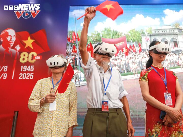 Vợ chồng cụ ông U90 rưng rưng trải nghiệm lịch sử khi nghe Bác Hồ đọc Tuyên ngôn - Ảnh 1.