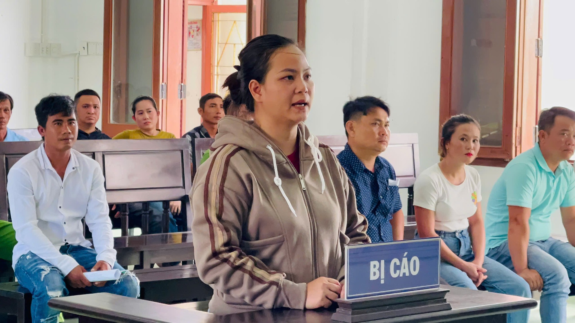 Đinh Thị Bích Họp bị phạt 9 năm tù vì đâm 2 người đàn ông trọng thương - Ảnh 1. Đinh Thị Bích Họp bị phạt 9 năm tù vì đâm 2 người đàn ông trọng thương - Ảnh 1.