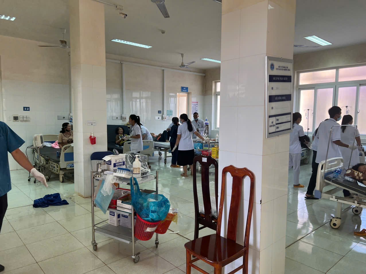 Hai Bệnh Viện Tích Cực Cấp Cứu Cho 38 Bệnh Nhân Trong Vụ Lật Xe Khách- Ảnh 2. Hai Bệnh Viện Tích Cực Cấp Cứu Cho 38 Bệnh Nhân Trong Vụ Lật Xe Khách- Ảnh 2.