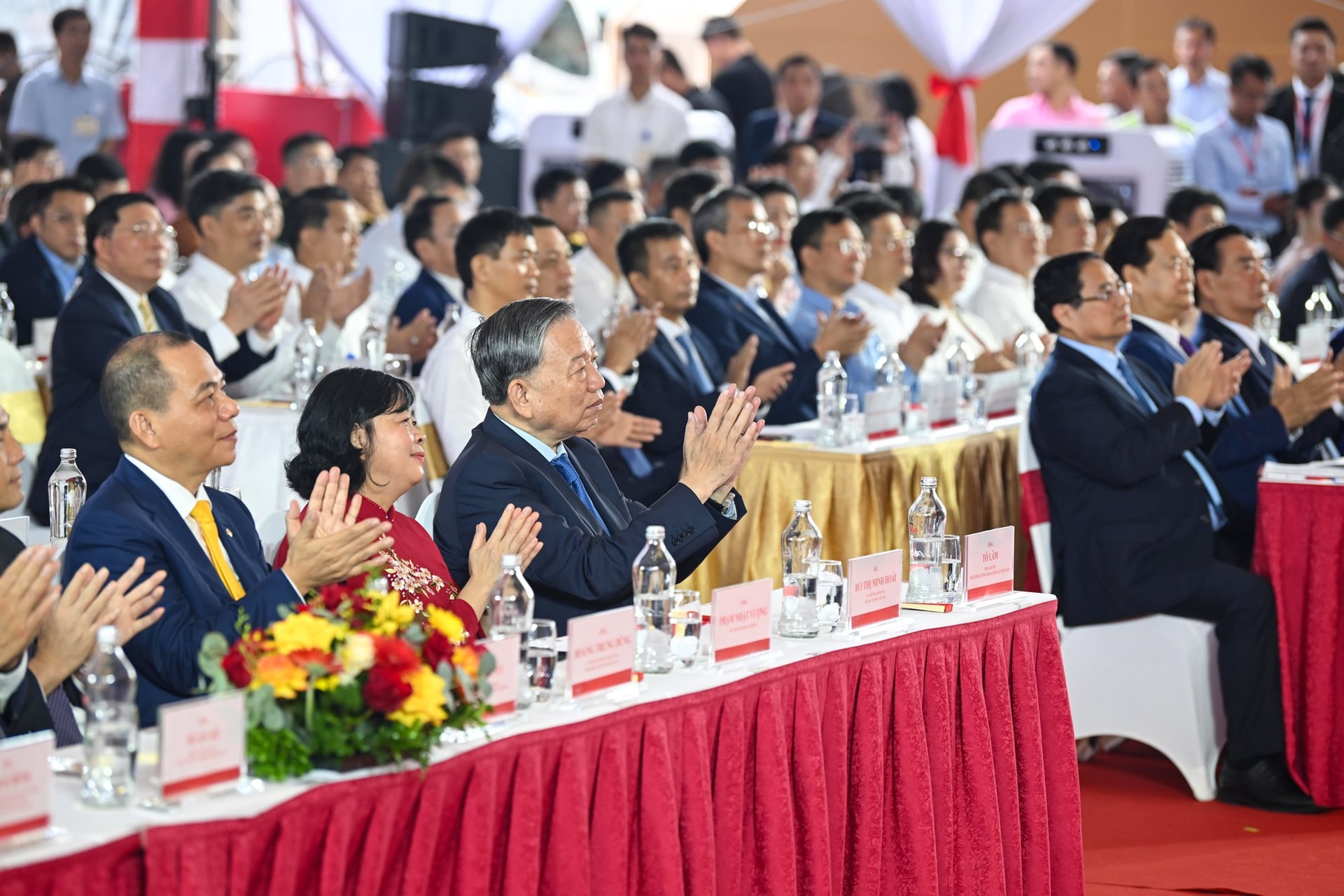 Ngày 19/8 lịch sử: Việt Nam bùng nổ siêu dự án 1,28 triệu tỷ đồng, Vingroup lập kỳ tích - Ảnh 2.