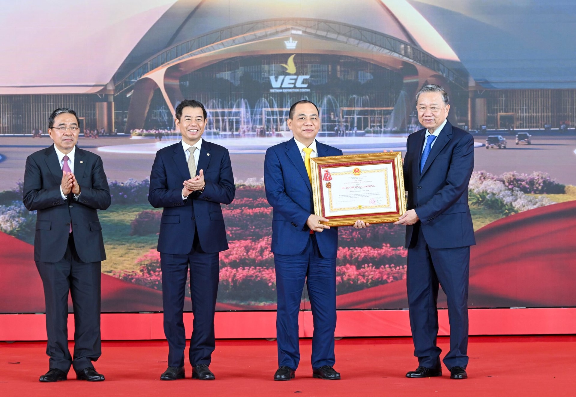 Tổng bí thư Tô Lâm trao Huân chương Lao động hạng Nhất cho Vingroup, ông Phạm Nhật Vượng vinh dự đón nhận - Ảnh 1. Tổng bí thư Tô Lâm trao Huân chương Lao động hạng Nhất cho Vingroup, ông Phạm Nhật Vượng vinh dự đón nhận - Ảnh 1.