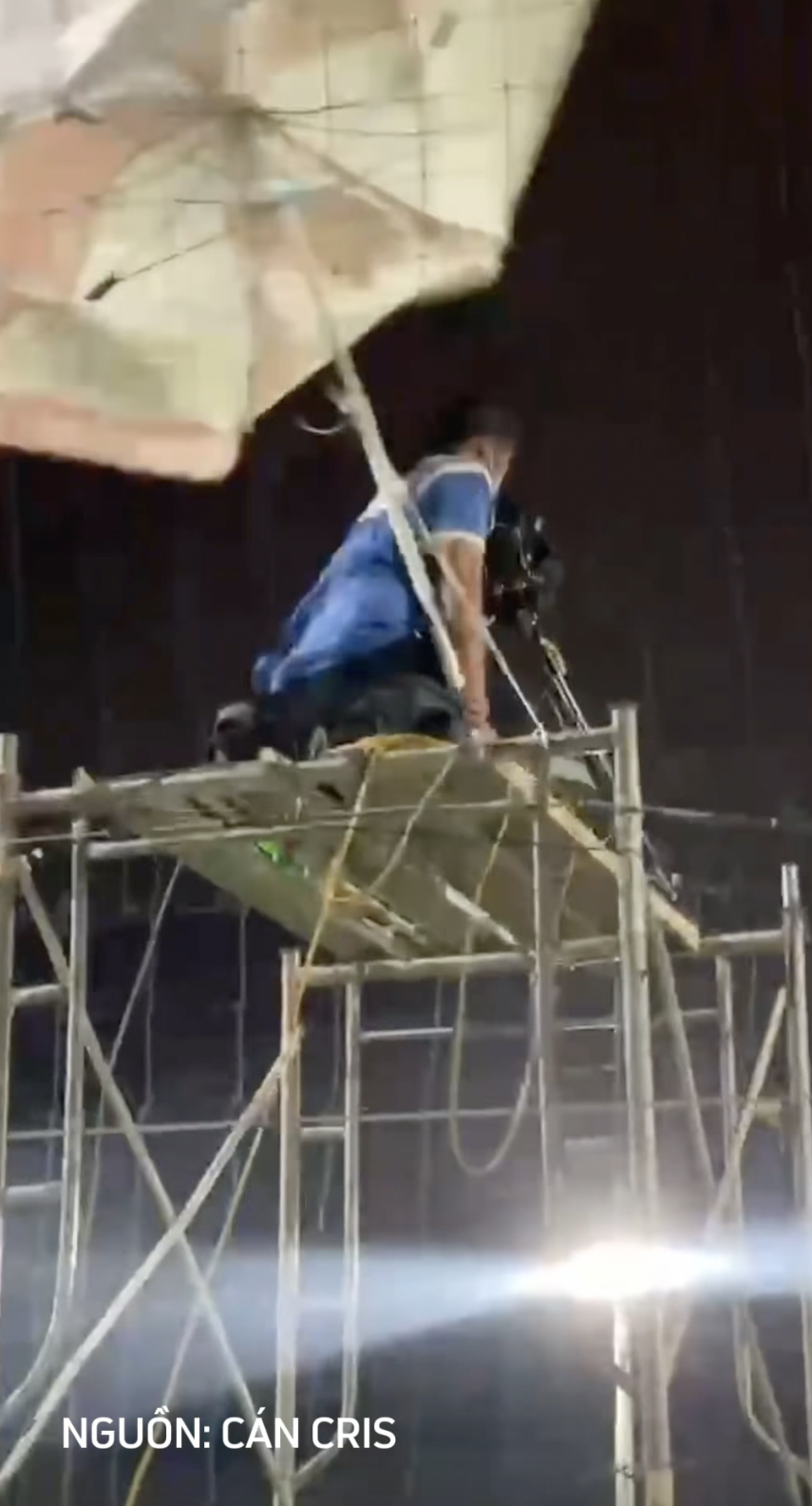 Thót tim cảnh giàn giáo ngoài sân bóng đá phủi bị gió thổi đổ khiến dân tình tán loạn- Ảnh 2. Thót tim cảnh giàn giáo ngoài sân bóng đá phủi bị gió thổi đổ khiến dân tình tán loạn- Ảnh 2.