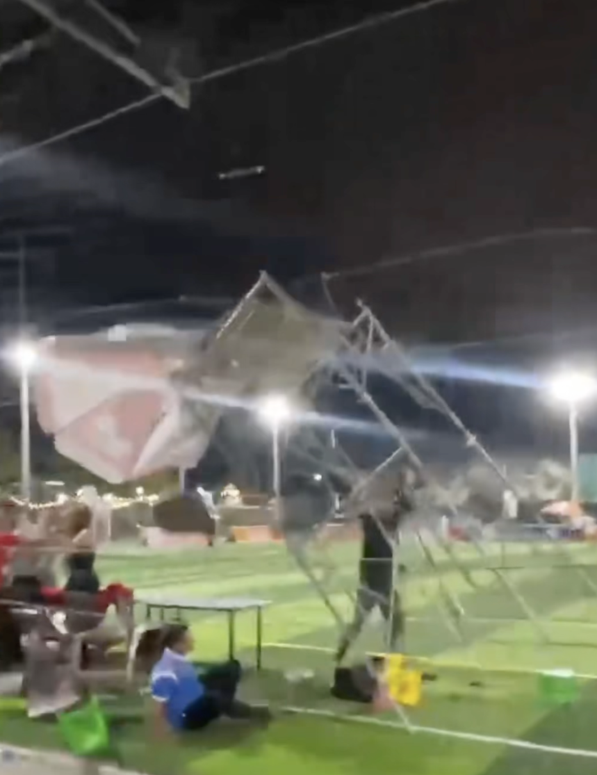 Thót tim cảnh giàn giáo ngoài sân bóng đá phủi bị gió thổi đổ khiến dân tình tán loạn- Ảnh 3. Thót tim cảnh giàn giáo ngoài sân bóng đá phủi bị gió thổi đổ khiến dân tình tán loạn- Ảnh 3.