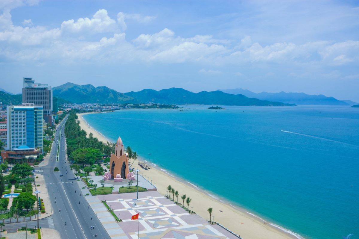 Bãi biển biệt lập cách trung tâm chưa tới 10km, du khách nhận xét: Đúng là biển xanh, cát trắng! - Ảnh 9.