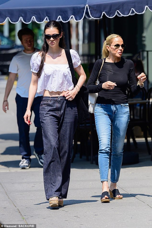 David Beckham và 2 con trai ăn uống vui vẻ, cậu cả Brooklyn buồn thiu khi "hộ tống" vợ và mẹ vợ đi shopping - Ảnh 4.
