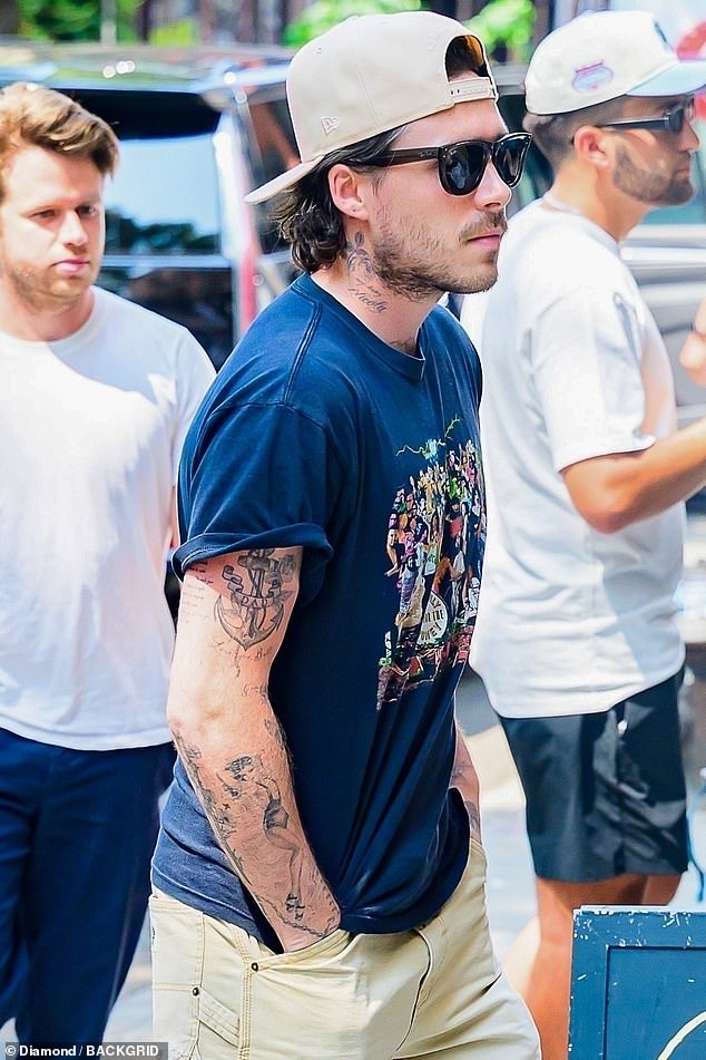David Beckham và 2 con trai ăn uống vui vẻ, cậu cả Brooklyn buồn thiu khi "hộ tống" vợ và mẹ vợ đi shopping - Ảnh 3.