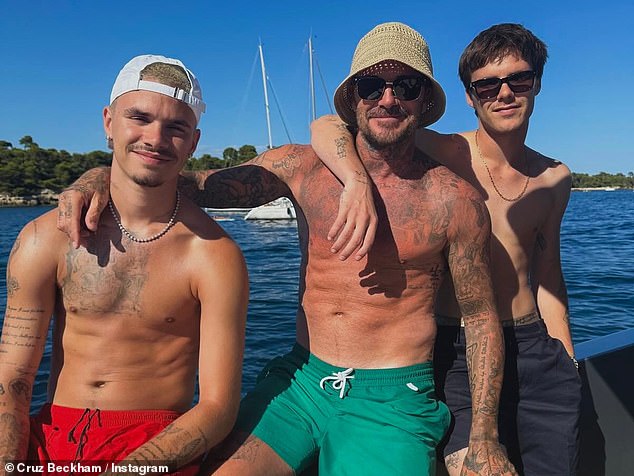 David Beckham và 2 con trai ăn uống vui vẻ, cậu cả Brooklyn buồn thiu khi "hộ tống" vợ và mẹ vợ đi shopping - Ảnh 2.