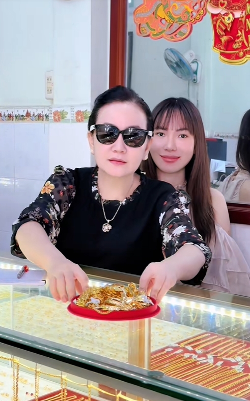 Tình hình hôn nhân hiện tại của con trai chủ tiệm vàng Vĩnh Long có hồi môn khủng 20 cây vàng, biệt thự 20 tỷ- Ảnh 9. Tình hình hôn nhân hiện tại của con trai chủ tiệm vàng Vĩnh Long có hồi môn khủng 20 cây vàng, biệt thự 20 tỷ- Ảnh 9.