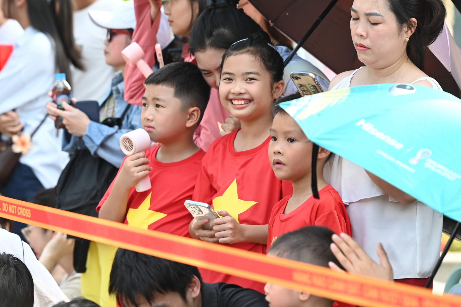 Hồ Gươm chiều cuối tuần: H&agrave;ng trăm người d&acirc;n đội nắng gần 40 độ C xem lực lượng đặc nhiệm đu d&acirc;y, diễn tập chống khủng bố- Ảnh 16.